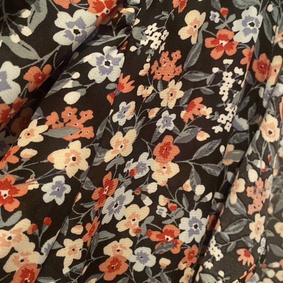 2/10$ Dynamite floral blouse - Picture 3 of 4